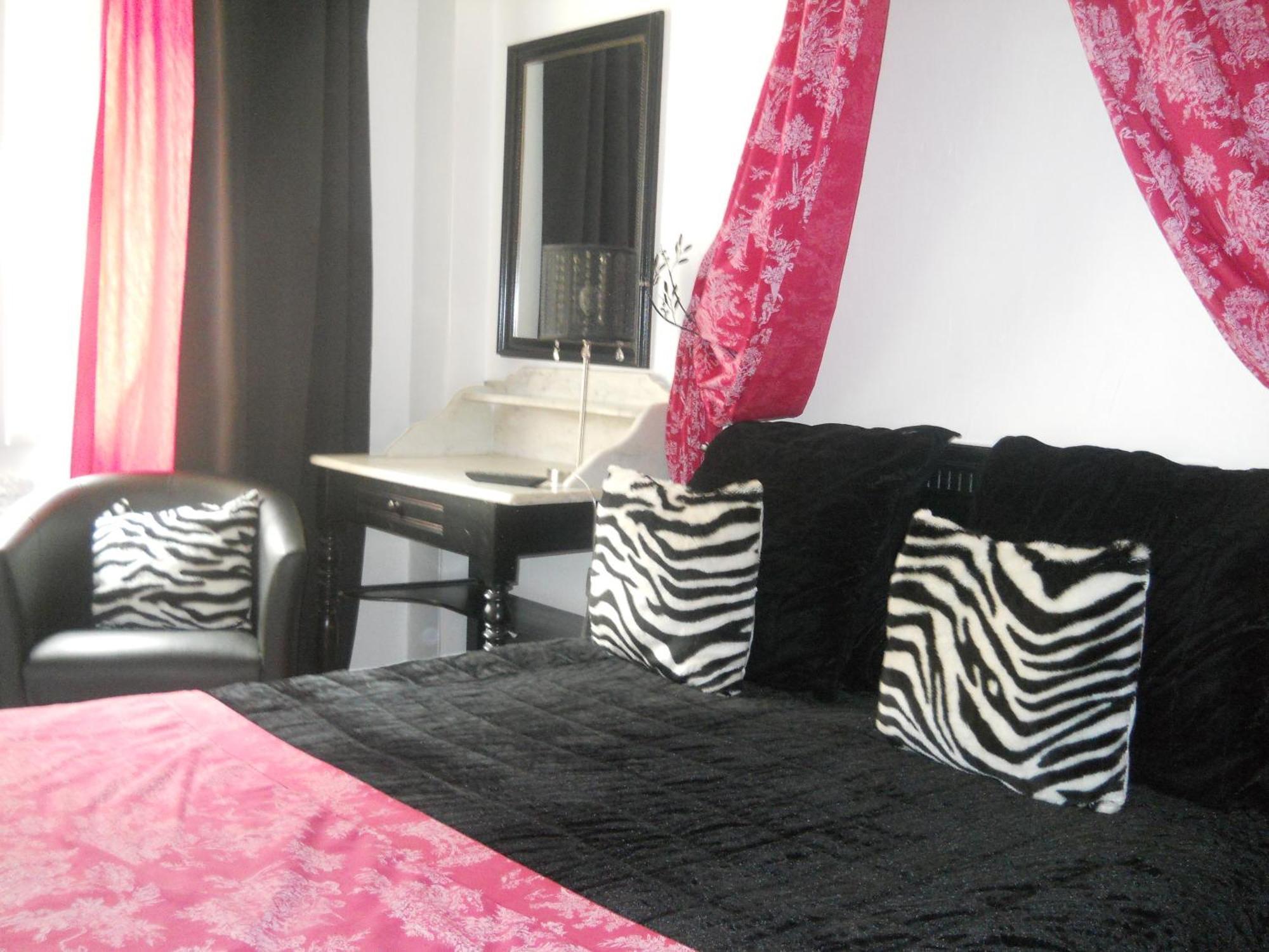 Hotel Boutique Saint-Louis Lisieux Bagian luar foto