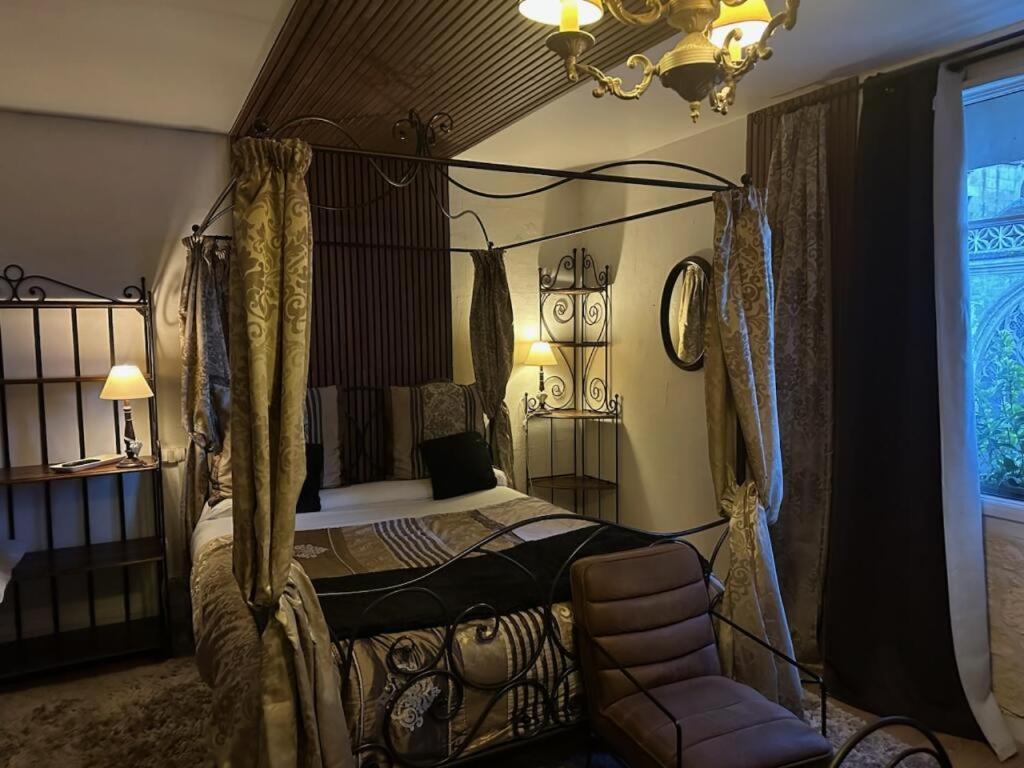 Hotel Boutique Saint-Louis Lisieux Bagian luar foto